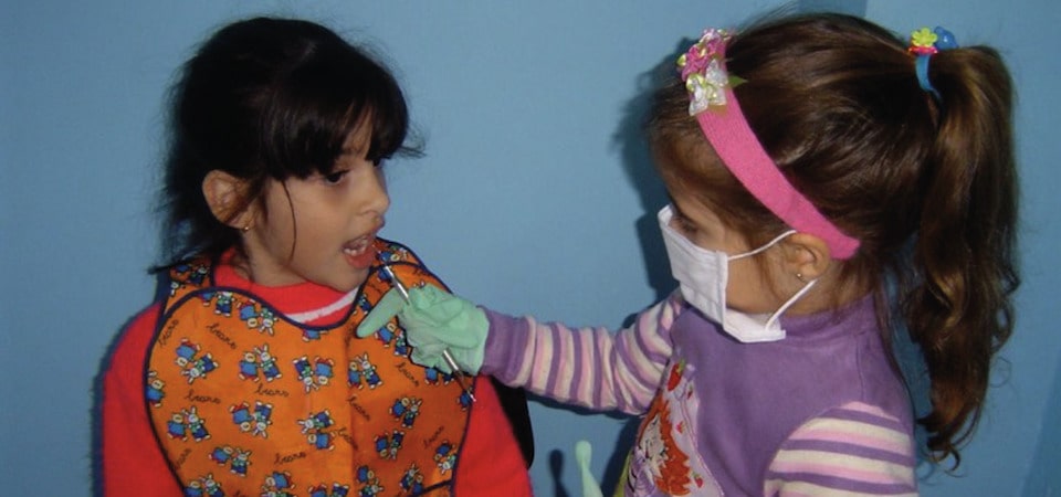 Crianças brincando de dentista no projeto Turma do Dentinho Feliz